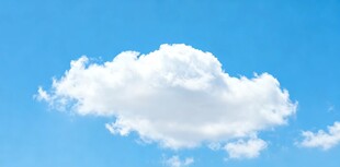 蓝天中的蓬松白云