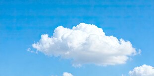 蓝天下的蓬松白云