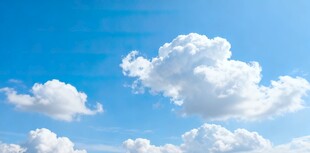 晴朗蓝天中的蓬松白云