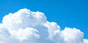 蓝天中的蓬松白云