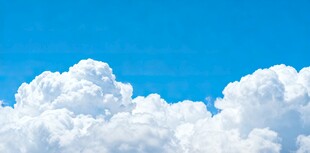 蓝天中的蓬松白云