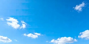 晴朗蓝天飘着几朵白云