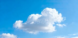 蓝天中的蓬松白云