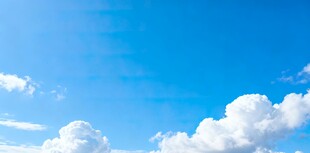 晴朗蓝天与蓬松白云