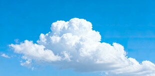 蓝天中的蓬松白云