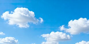 晴朗蓝天中的蓬松白云