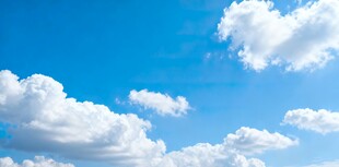 晴朗蓝天飘浮洁白云朵