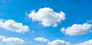 蓝天飘着朵朵白云