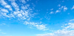 晴朗蓝天飘浮朵朵白云