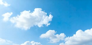 晴朗蓝天飘着朵朵白云