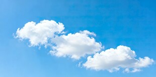 蓝天中的洁白云朵