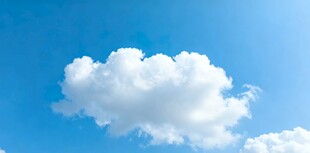蓝天中的蓬松白云