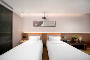 简约双床酒店房间展示