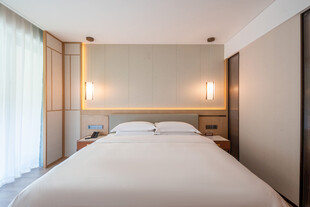 简约现代风格温馨卧室空间