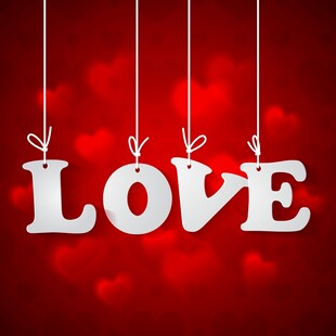 红色背景下的爱心悬挂装饰