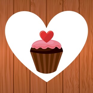 心形框中的美味纸杯蛋糕