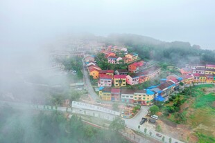 云雾缭绕中的多彩建筑群