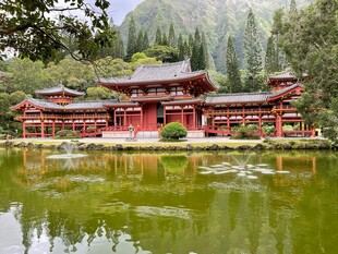 湖畔中式古建筑风景秀丽