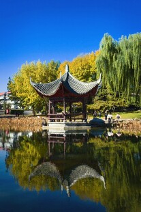 湖畔中式亭阁秋日美景