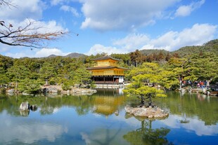 金阁寺美景倒映于湖面