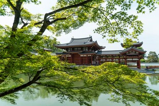 湖畔中式古建筑风景