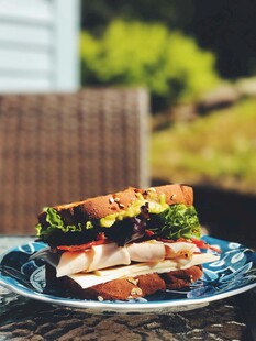 美味三明治置于盘中