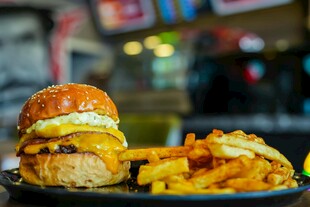 美味汉堡配金黄薯条