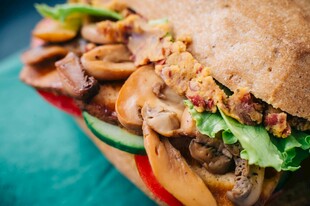 美味丰盛的特色夹心三明治