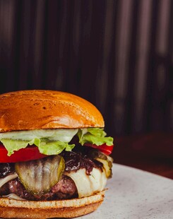 美味多汁的特色汉堡
