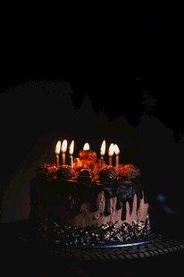 黑暗中的烛光餐桌布置