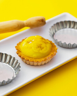 美味蛋挞展示于黄色背景