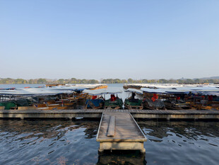 码头船只停靠于平静水面