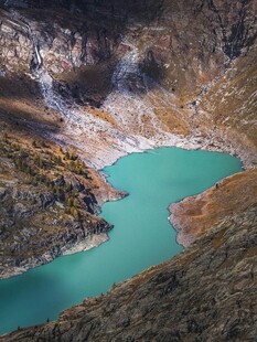 高山间的碧绿湖泊