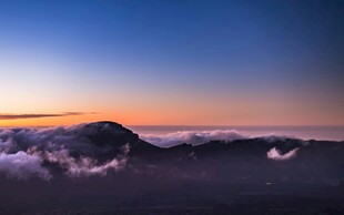 日出时分的壮丽山峦景色