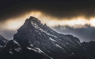 巍峨雪山 云雾缭绕之景