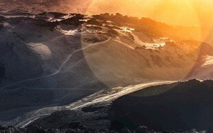 日出时分的壮丽山峦景色