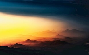 壮丽黄昏下的山峦美景