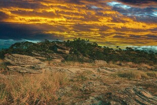 壮丽黄昏下的山野风光