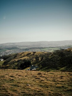 山丘上的开阔风景