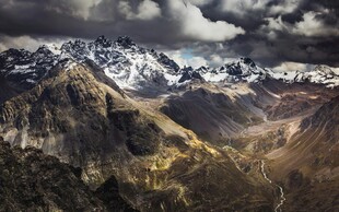 壮丽雪山山脉景观