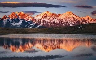壮丽雪山倒映于平静湖面