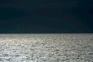 波光粼粼的宁静海面