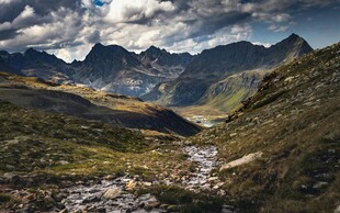 山间美景 云雾缭绕的山谷