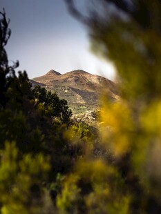 山林间远眺朦胧山峦