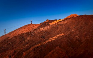 夕阳下的壮丽山丘景观