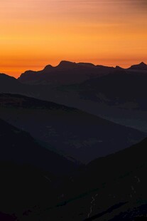 日落时分的壮丽山峦