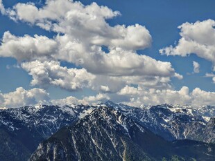 壮丽雪山与蓝天白云