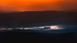 夕阳下的静谧湖景