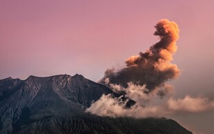 火山爆发瞬间壮丽景观