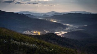 山间暮色下的朦胧美景